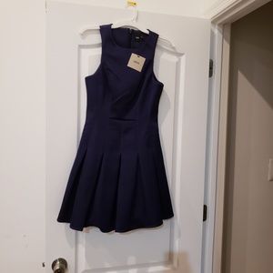 *NWT* Pleated Crew Neck Collar